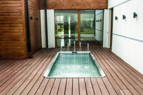 Wading pool with a fountain